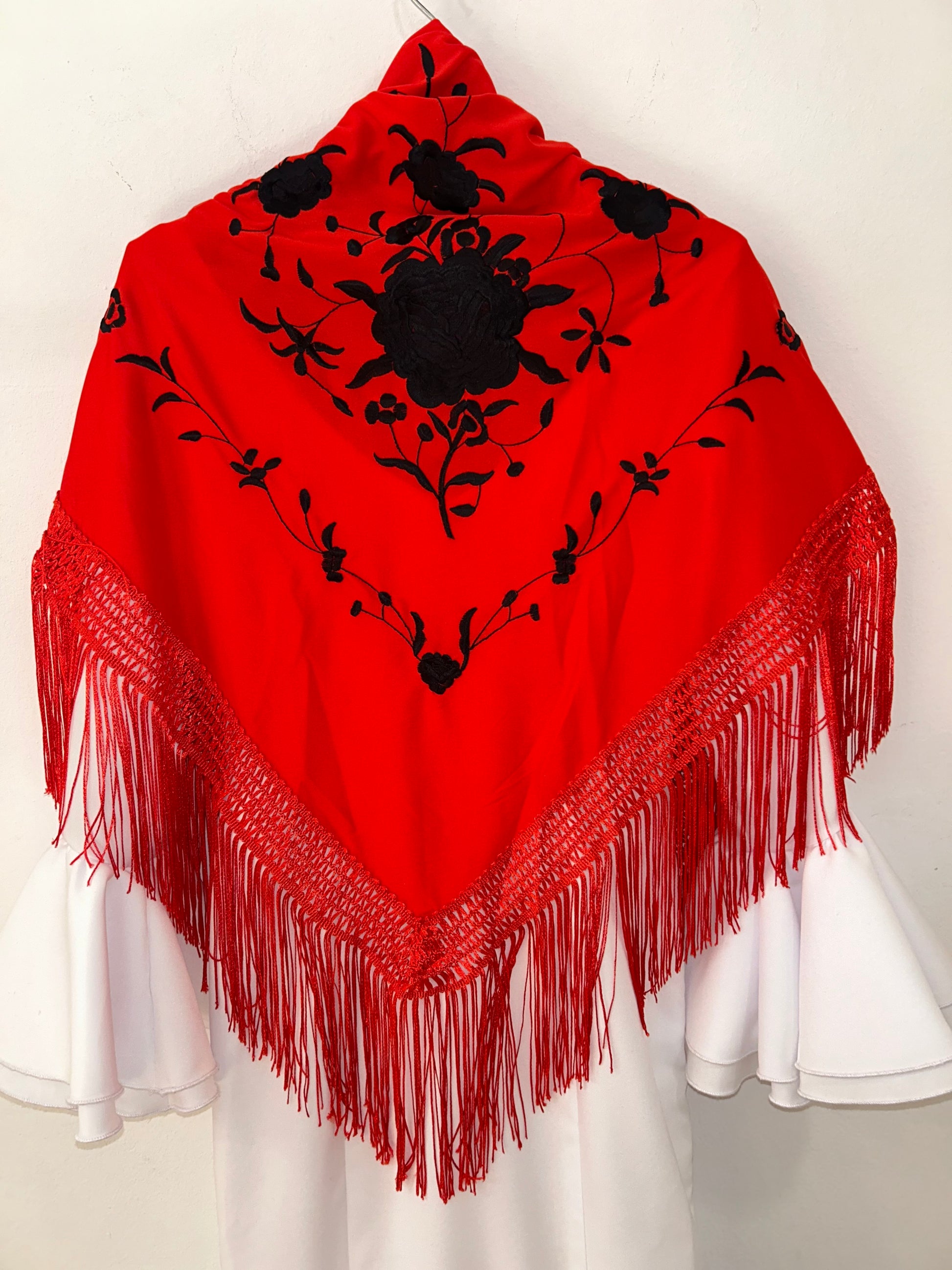 MANTONCILLO ROJO BORDADO NEGRO