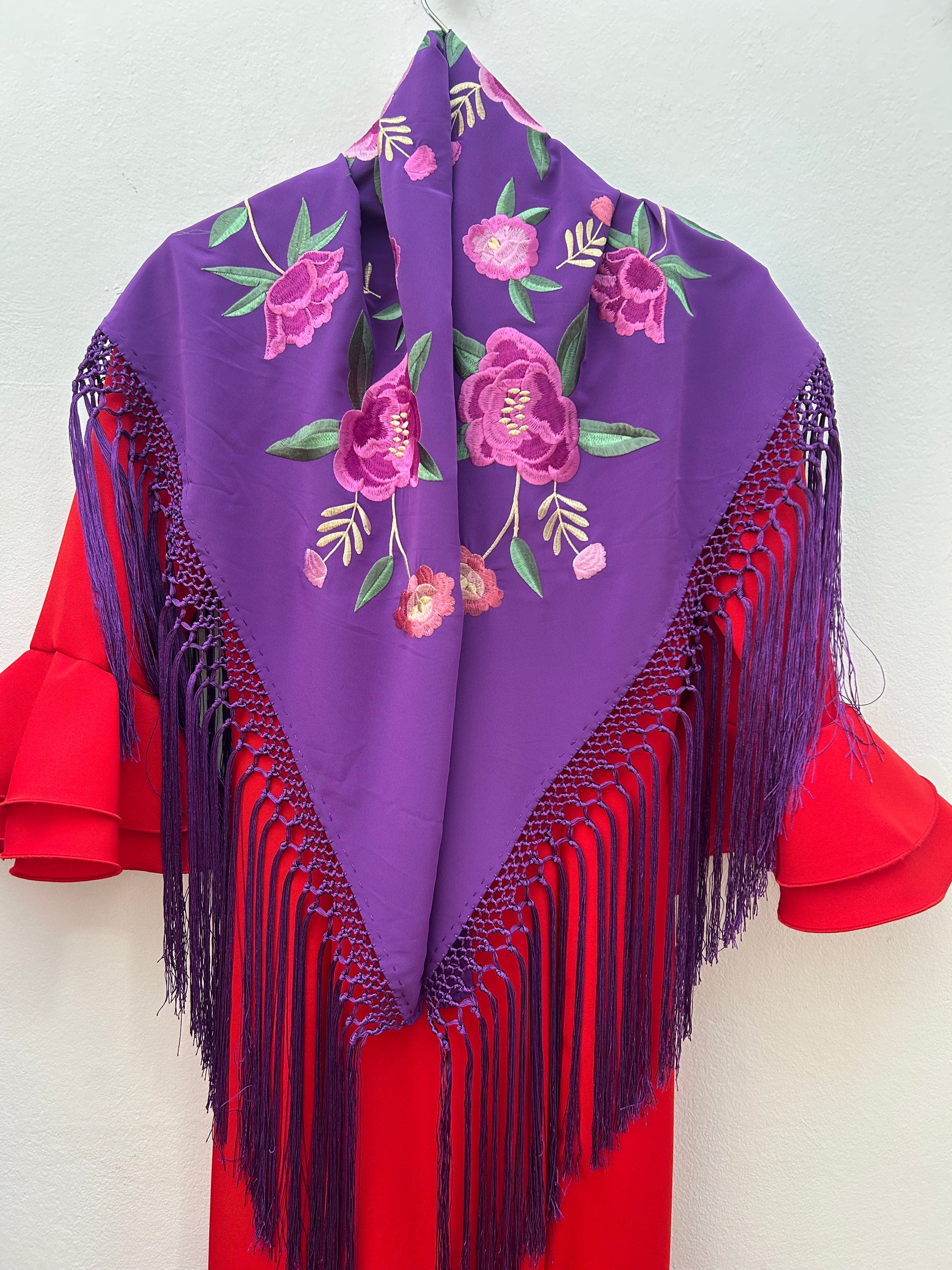 MANTONCILLO BORDADO MORADO