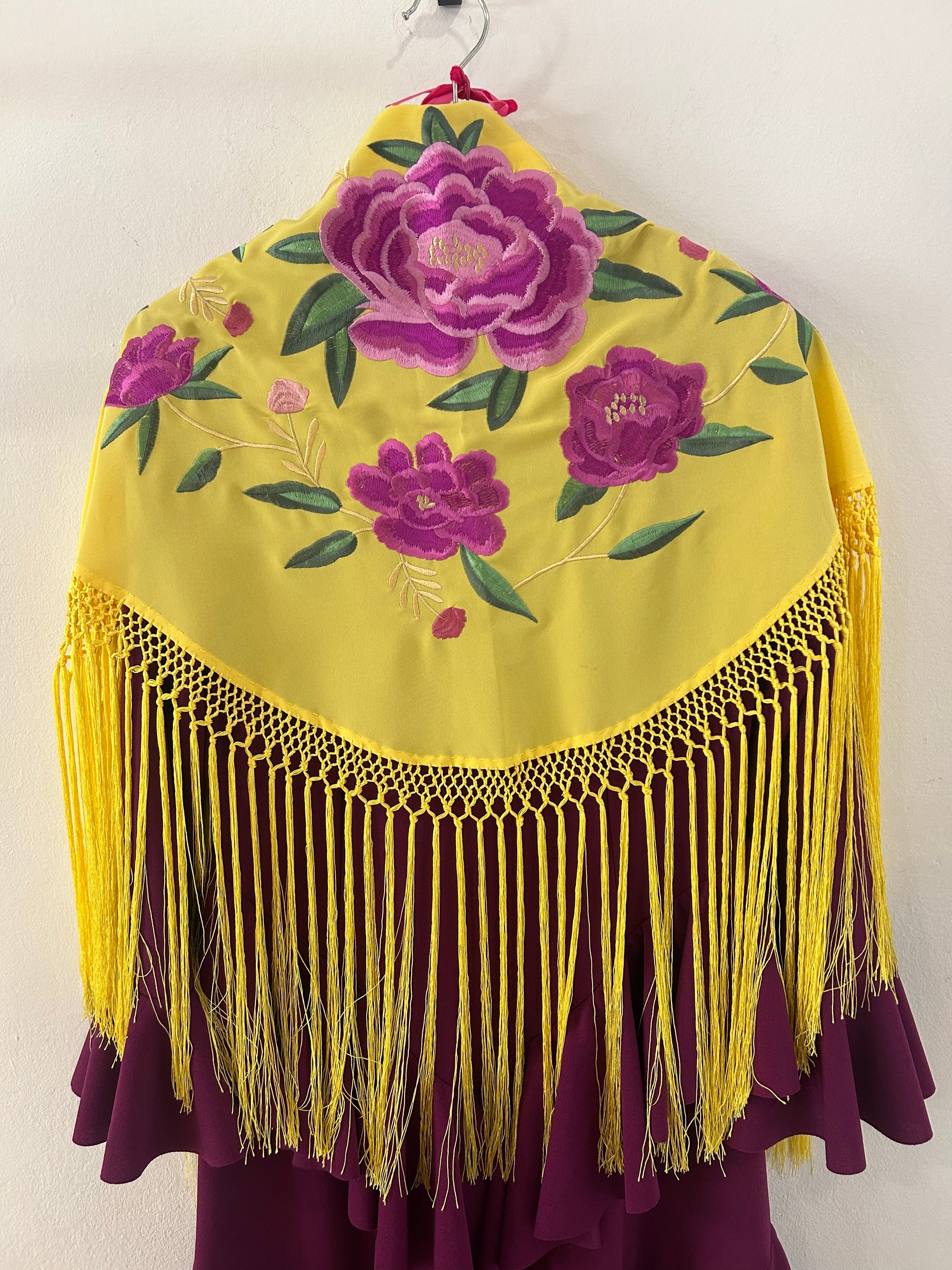 MANTONCILLO BORDADO AMARILLO