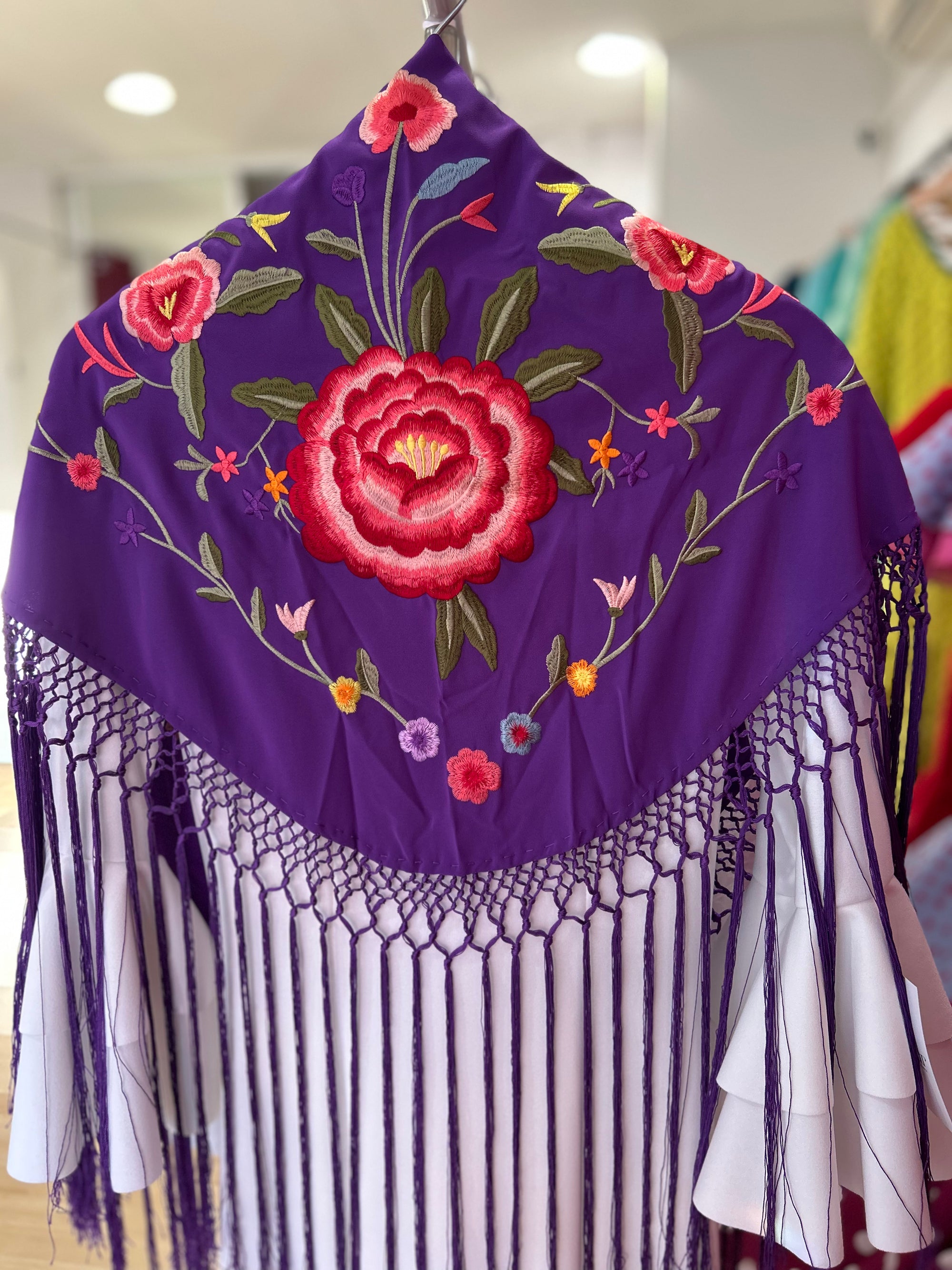 MANTONCILLO BORDADO MORADO