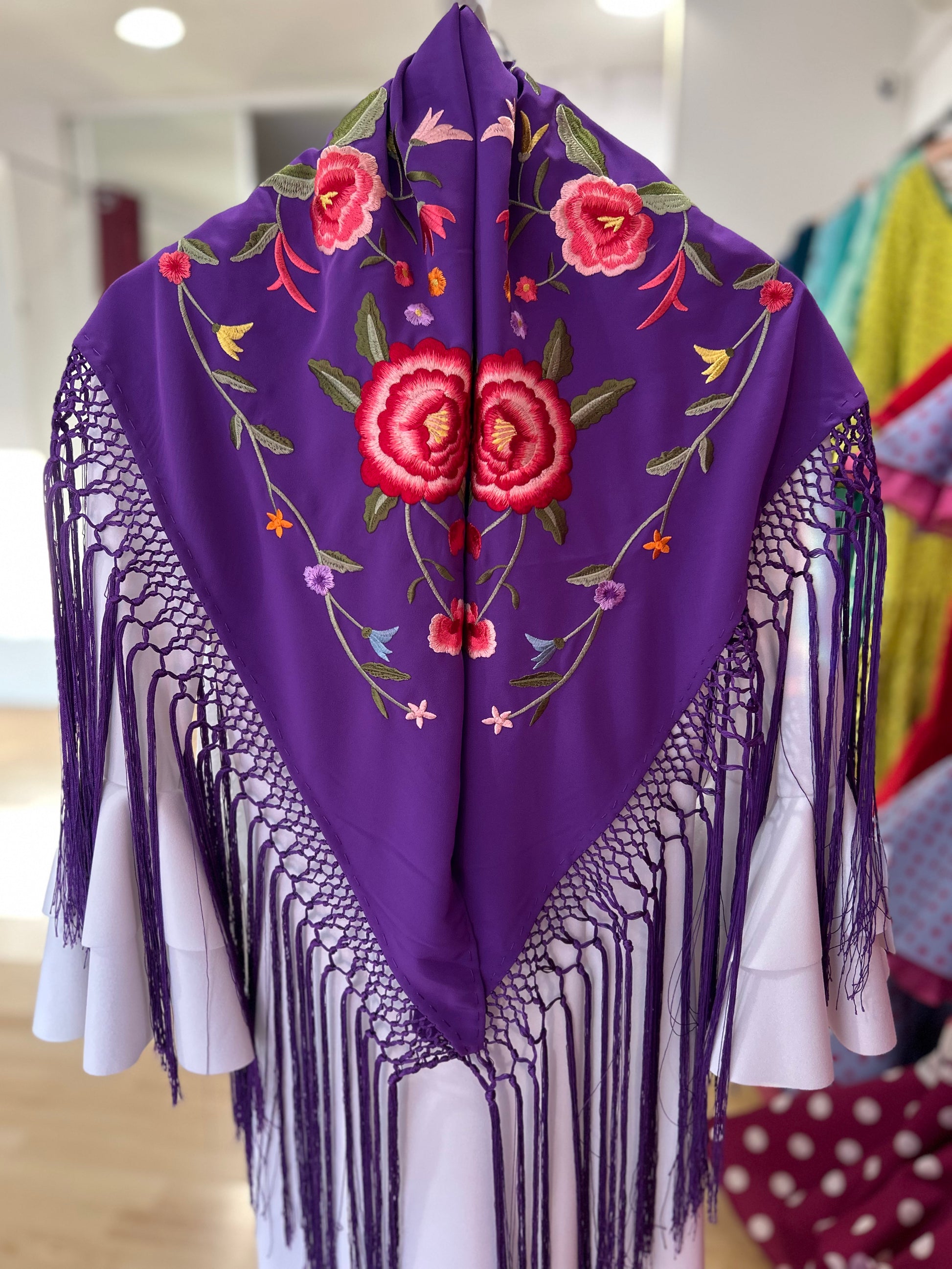 MANTONCILLO BORDADO MORADO