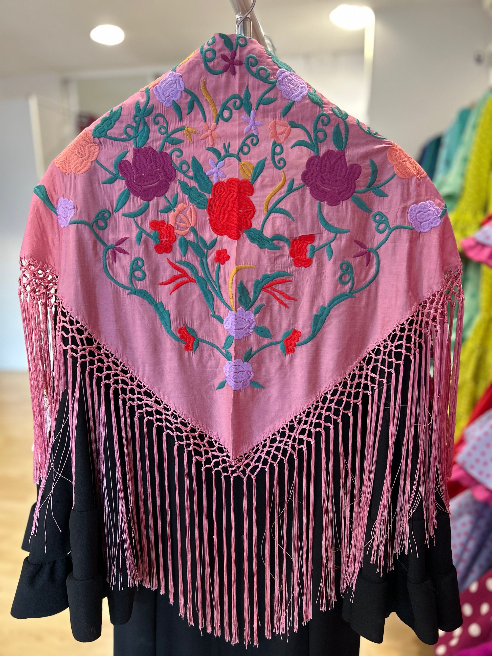 MANTONCILLO BORDADO ROSA